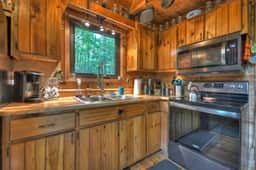 Fox Den Cabin with Invigorating Hot Tub!